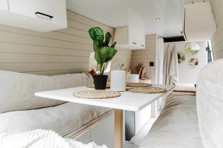 Intérieur du van avec table au Let's Get Lost à Verviers