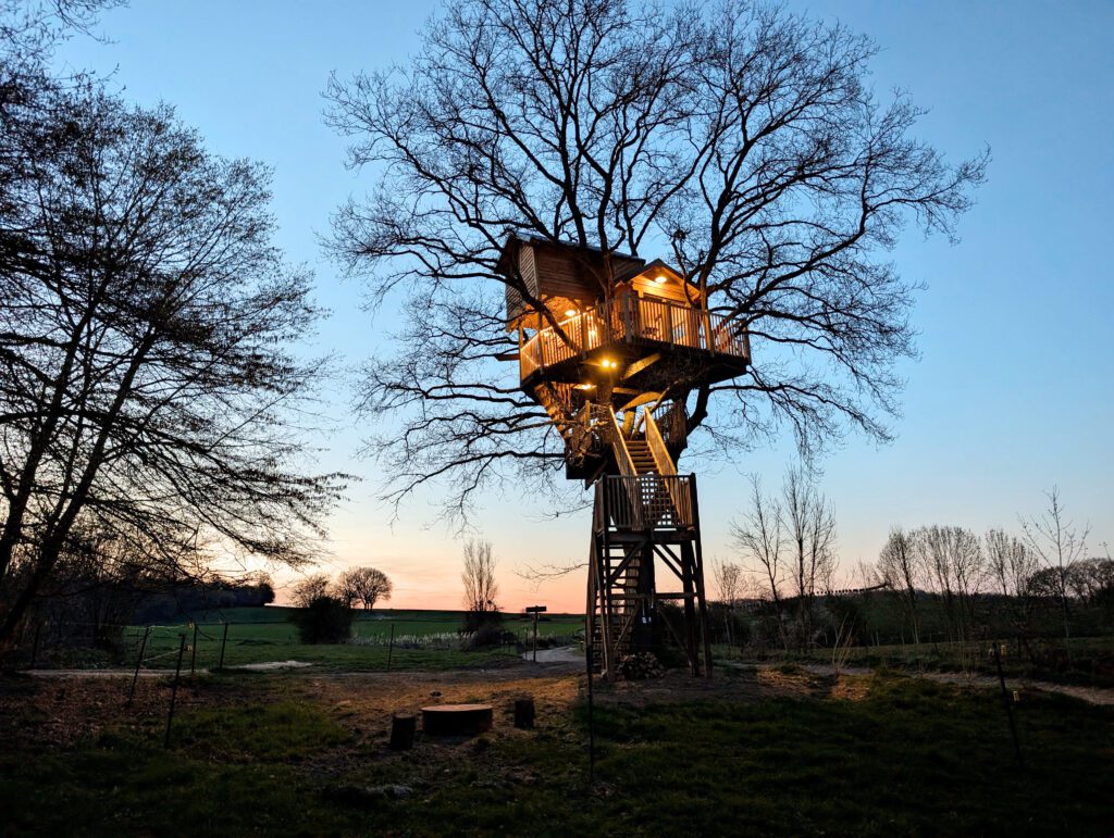 Cabane à la tombée de la nuit à la Cabane du Chêne près de Namur