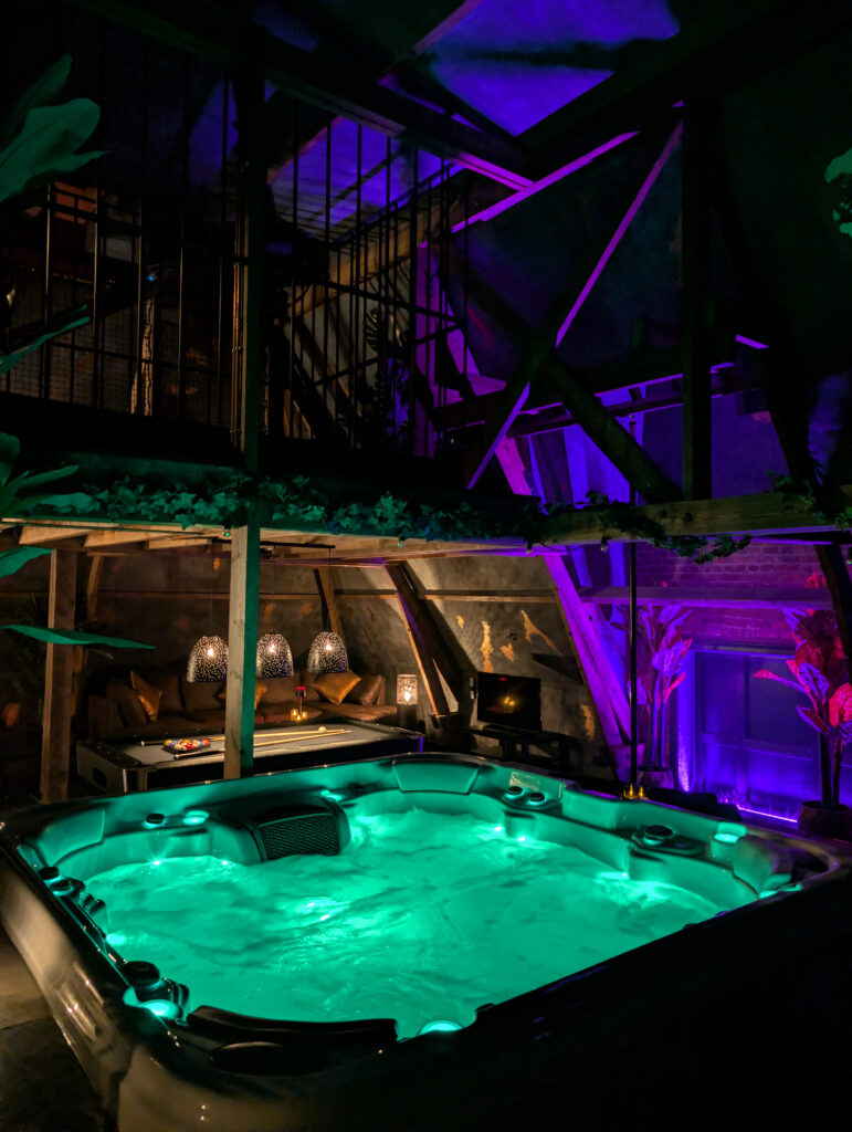 Jacuzzi de la Suite Extase au Manoir Intense Experience dans le Hainaut