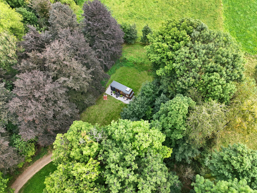 Vue aérienne de la tiny house à Basile et Babouch près de Ciney