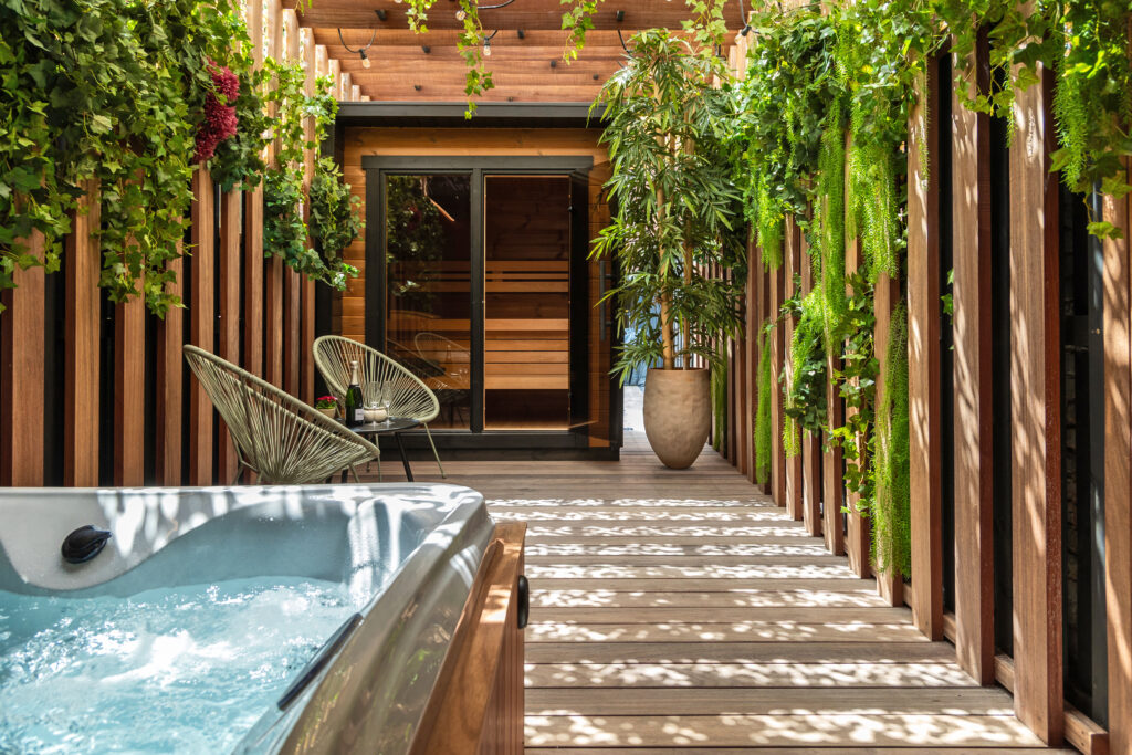 Jacuzzi extérieur et sauna à la Suite Escape à Hasselt